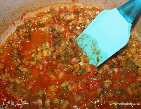 В отдельной кастрюле (использую керамическую) пассируем нарезанные мелкими кубиками маринованные огурцы с растительным маслом и томатным соком (в течение 10-15 минут).