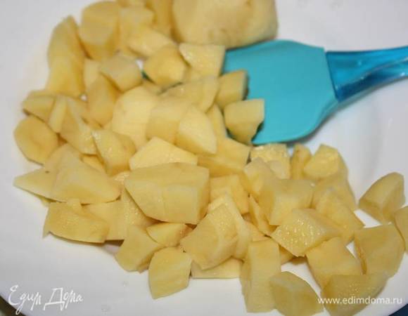Картофель помыть, очистить и порезать небольшими кубиками.