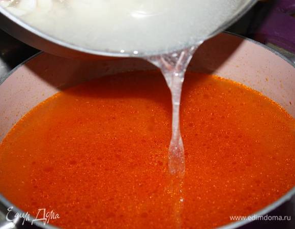 Бульон, в котором варилась рыба, процедить и перелить в кастрюлю с огурчиками. 