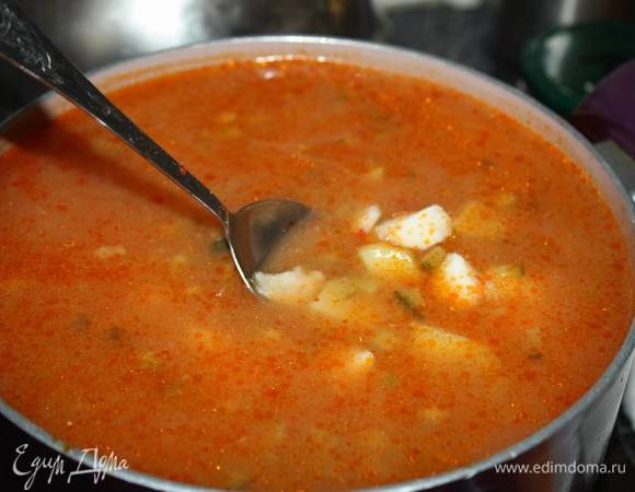 Картофель добавить в кипящий рыбный бульон. Варить картофель до готовности. 