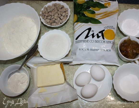 Подготовим все необходимые ингредиенты. Обратите внимание, что все ингредиенты обязательно должны быть комнатной температуры, сливочное масло должно быть мягким. 