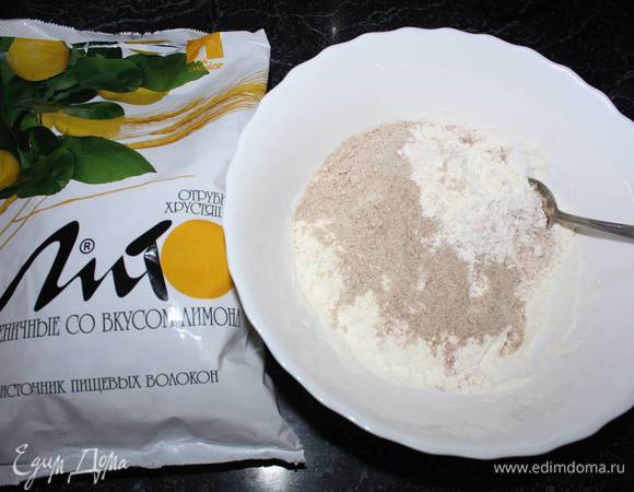 Измельченные отруби смешиваем с пшеничной мукой.  