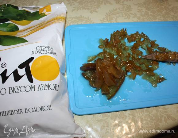 Дольки груш нужно нарезать на мелкие кусочки.