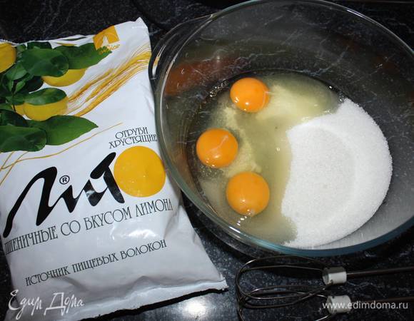 В отдельную емкость высыпаем сахарный песок и добавляем яйца. 