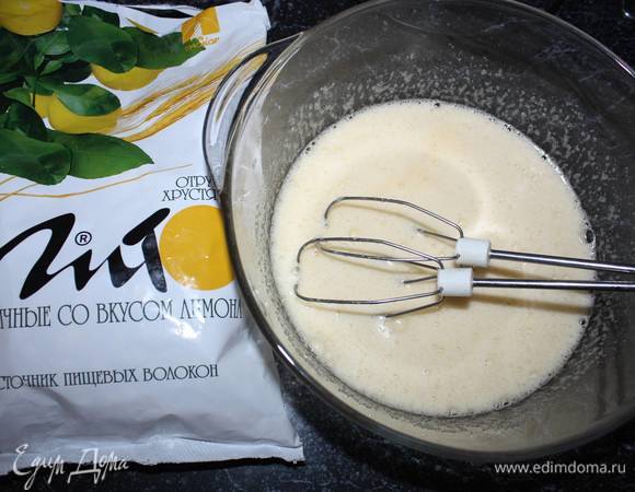 Все тщательно взбиваем венчиком или миксером. Образуется пена.