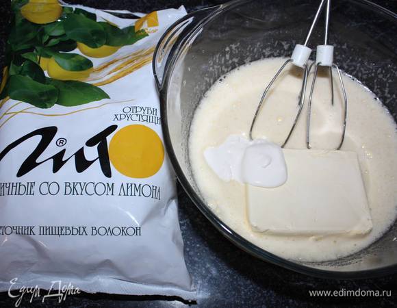 Далее добавляем сливочное масло и две столовые ложки сметаны (без горки). Все тщательно перемешиваем. 