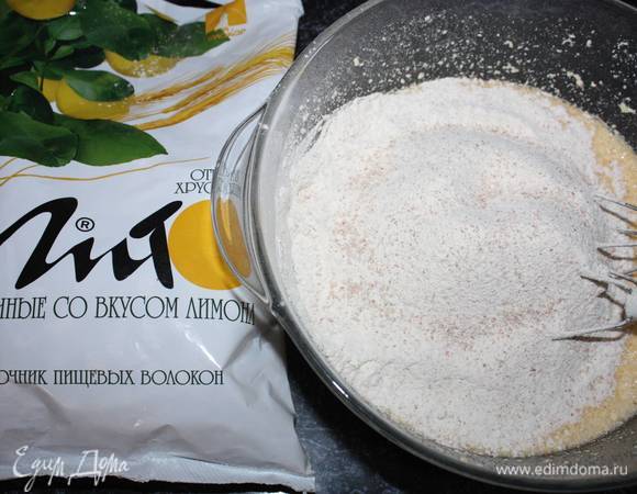 Далее добавляем просеянную муку. 