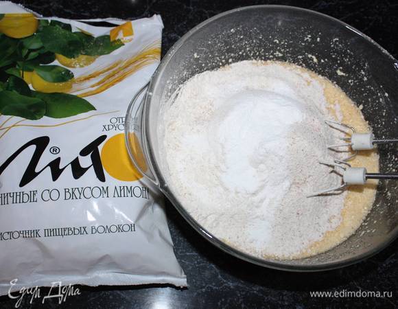Затем добавляем разрыхлитель и ванилин (можно использовать разрыхлитель с ароматом ванили 15 г).