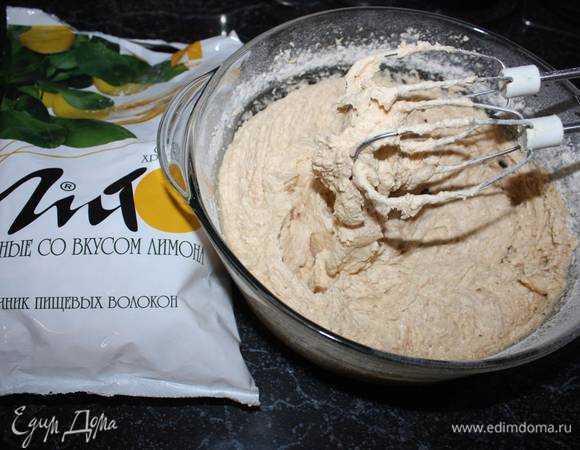 Все тщательно взбиваем венчиком или миксером. Тесто должно быть кремообразной консистенции (медленно сползает с венчиков).