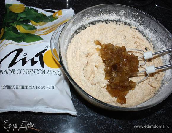 Вводим кусочки груш.