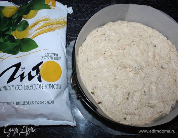 Выкладываем тесно в разъемную форму (в данном случае диаметр формы 26 см), выстланную пергаментной бумагой.   