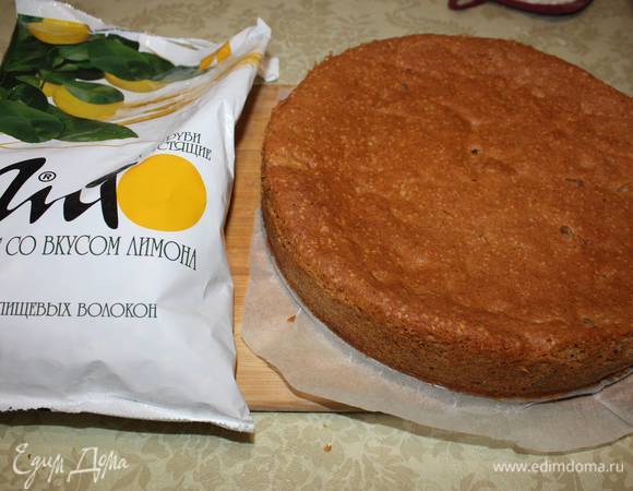 Выпекать примерно 1 час 10 минут в духовке, нагретой до 160–180°С. Вынуть из духовки, снять разъемную форму и дать время остыть. 