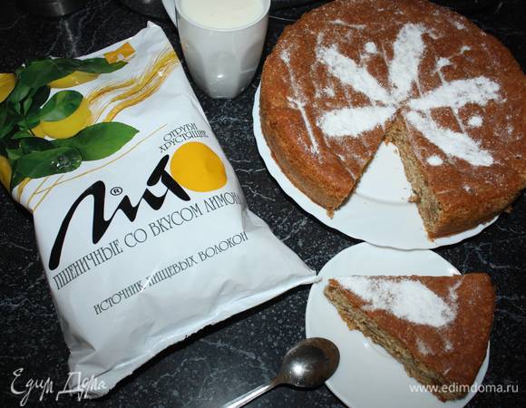 Затем можно украсить сахарной пудрой, используя трафарет.