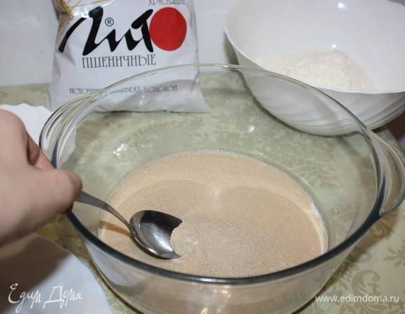 К молоку с дрожжами прибавим сахар и оставим на 10 минут для предварительного заквашивания. 