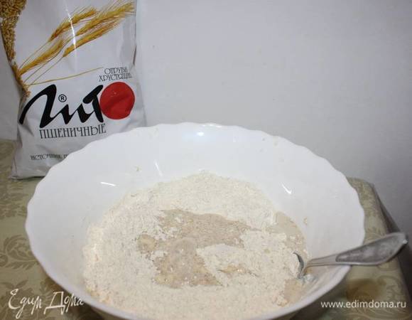 Затем в муке посередине делается ямка, в которую вливается дрожжевая жидкость. 