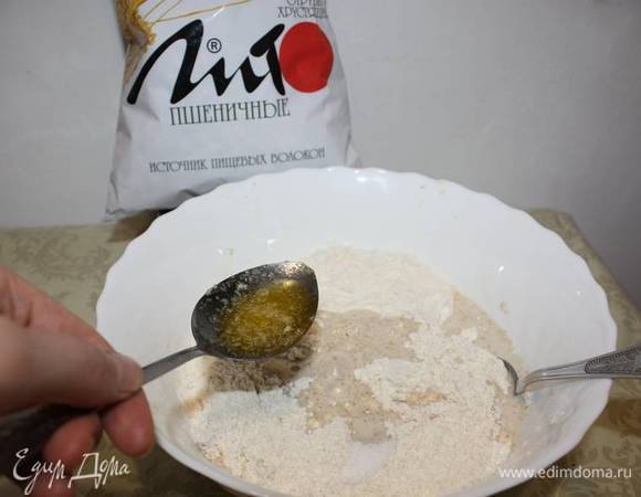 Затем вводим сливочное масло. Обратите внимание, что сливочное масло добавляем в растопленном виде.  