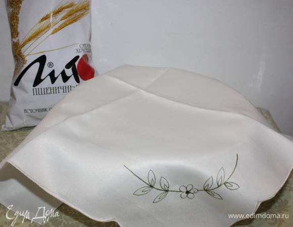 Приготовленное тесто покрывается сверху и расстаивается в теплом месте 20–25 минут. 