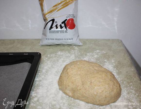 Тесто следует аккуратно выложить на присыпанный мукой стол.