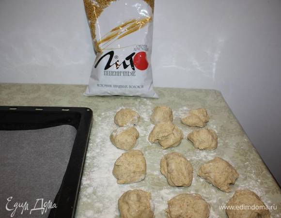 Потом отрывайте куски величины с яйцо, придавая им круглую или овальную форму. 