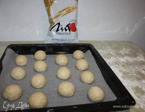 Разложите на противень, выстланный пергаментной бумагой. Дайте время на расстойку (около 45 минут). 
