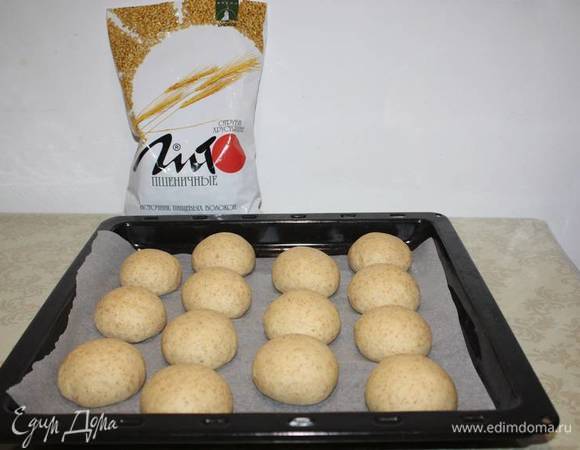 Тесто должно увеличиться в объеме. После этого пеките примерно 25–30 минут в духовке нагретой до 200°С. 