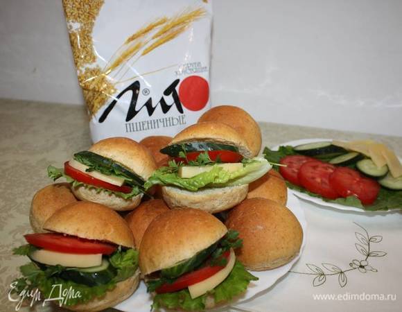 Затем можно разрезать посередине и начинить по желанию любыми продуктами.