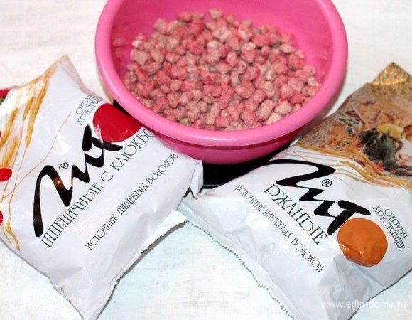 Выкладываем отруби ТМ ЛИТО в большую миску.
