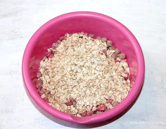 Добавляем овсяные хлопья, разрыхлитель, ванилин, маленькую щепотку соли (соль по желанию). 
