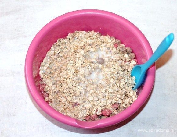 Влить в сухую смесь стакан теплого кефира и перемешать.

