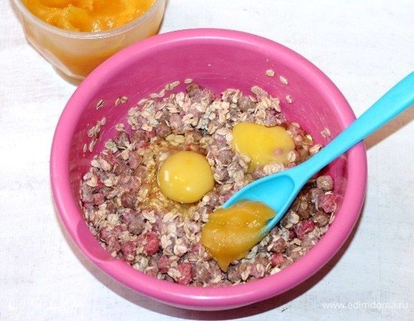 Добавить яйца (крупные) и мед. Сладость можно корректировать по вкусу.
