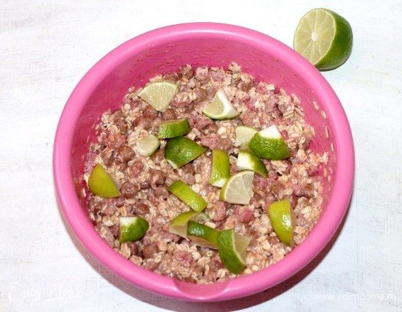 Лайм со шкуркой порезать кусочками и добавить в миску.
