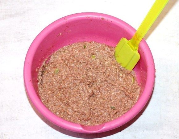 Миску со смесью оставляем на 30 минут в сторону для пропитки хлопьев и отрубей. Затем измельчаем блендером. 