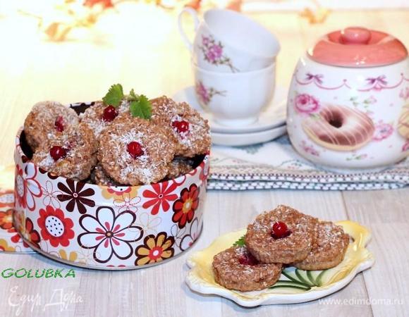 Остывшее печенье, я сложила в жестяную банку. Сегодня второй день, как я испекла печенье, а оно все такое же мягкое и ароматное.