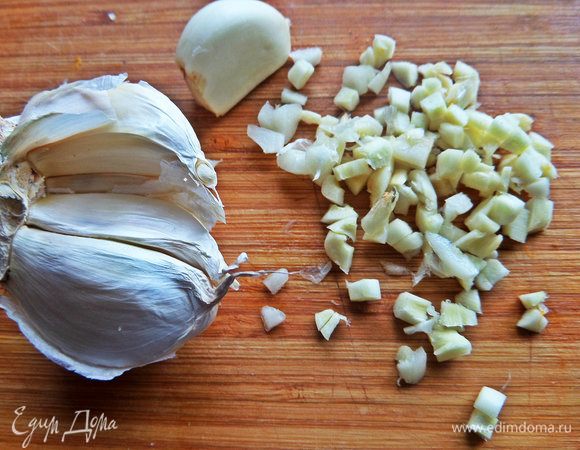 Чеснок измельчить.