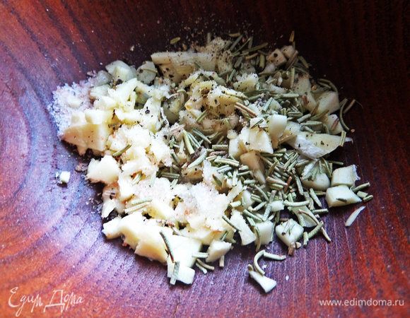 Соединить с солью и приправами.