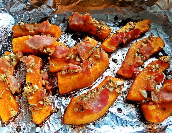 Запекаем. Время зависит от толщины кусочков и сорта тыквы. Я запекала 15 минут при 180°С.