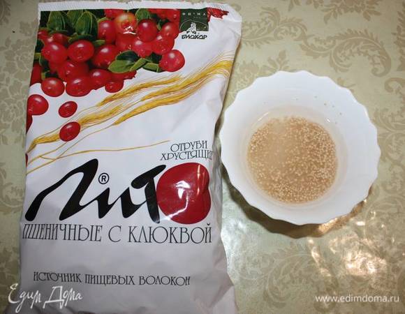 Приступим к изготовлению дрожжевого теста. В воду 35–40°С добавим смесь сахара и 0,5 ст. л. сухих дрожжей (при употреблении свежих дрожжей их надо взять вдвое больше, чем сухих дрожжей). Поставим на 10 минут для предварительного заквашивания. 