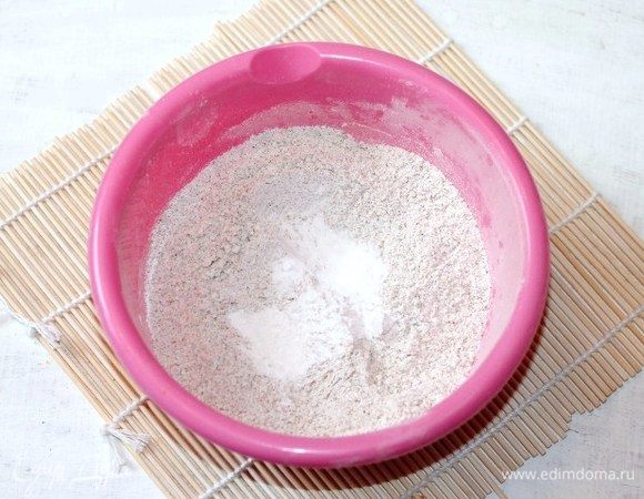 Все сухие ингредиенты: просеянная мука, перемолотые отруби, сода, разрыхлитель смешать в миске. 