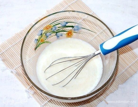 Отделить белок от желтка. Взбить желток, добавить кефир и молоко, растительное масло и мед (2 ст. л.), перемешать. 