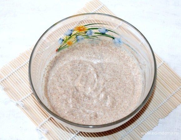 Частями вмешать сухую смесь в молочную. Взбить венчиком или миксером. 
