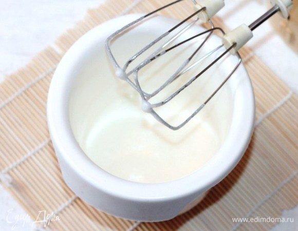 Охлажденный белок взбить с щепоткой соли до мягких пиков.
