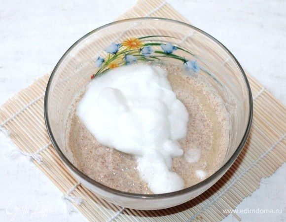 Добавить белок в тесто. Аккуратно, медленно перемешать, снизу вверх. Не взбивать тесто! Получилось густое тесто, как на оладьи.