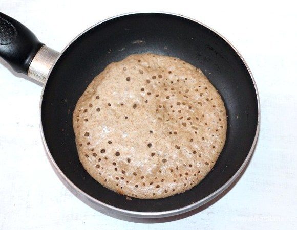 Разогреть сковороду (17-18 см) на среднем огне. Выпекать панкейки на сухой сковороде без масла. Как только на поверхности появились первые пузыри — переворачивать.
