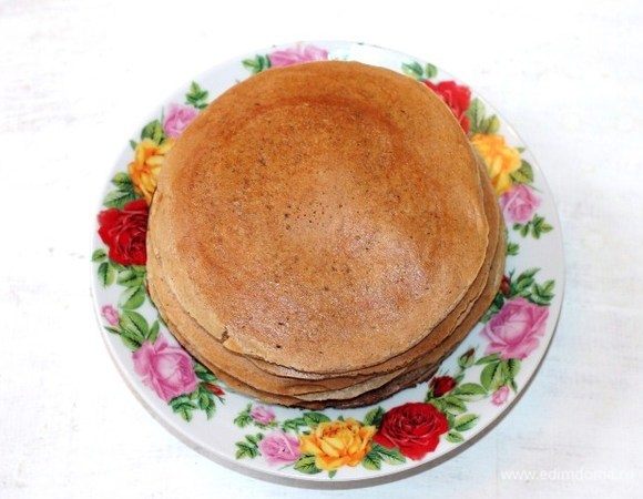 Выкладываем панкейки на тарелку стопочкой.