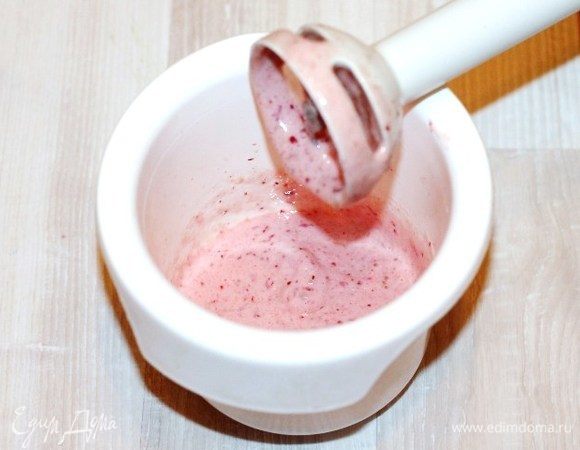 Подавать панкейки можно с медом, сиропом или с фруктовым соусом как у меня. Выкладываем в чашу блендера очищенный банан, 1 ст. л. меда и горсть ягод (брусники или клюквы), измельчаем.