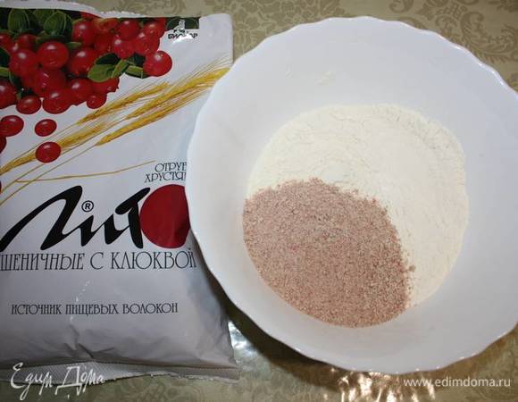 Измельченные отруби смешиваем с пшеничной мукой.