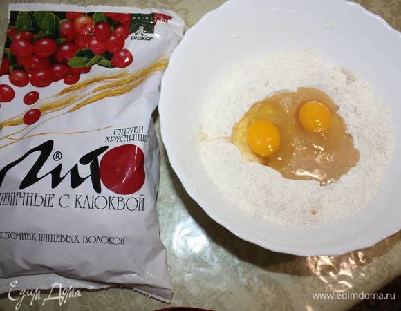 Затем в муке посередине делается ямка, в которую разбивается два яйца и вливается дрожжевая жидкость.