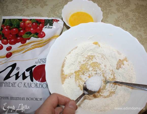 Далее прибавляется соль и сливочное масло. Обратите внимание, что сливочное масло добавляем в растопленном виде. 