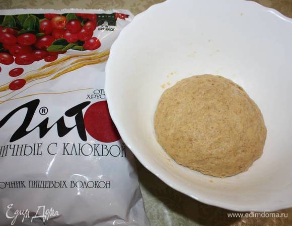 Далее тесто замесить руками (руки можно смазать подсолнечным маслом, для удобства работы с тестом).