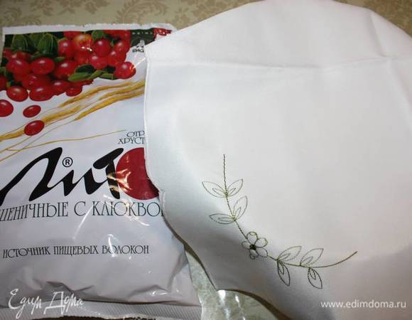 Приготовленное тесто покрывается сверху и расстаивается в теплом месте 20–25 минут. 